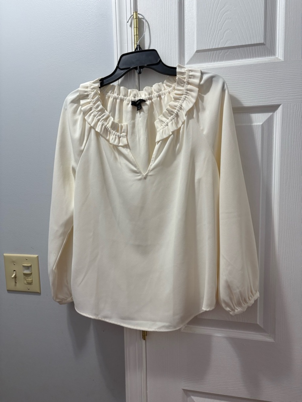 Jcrew Cream Ruffle V-Neck Blouse Size Small